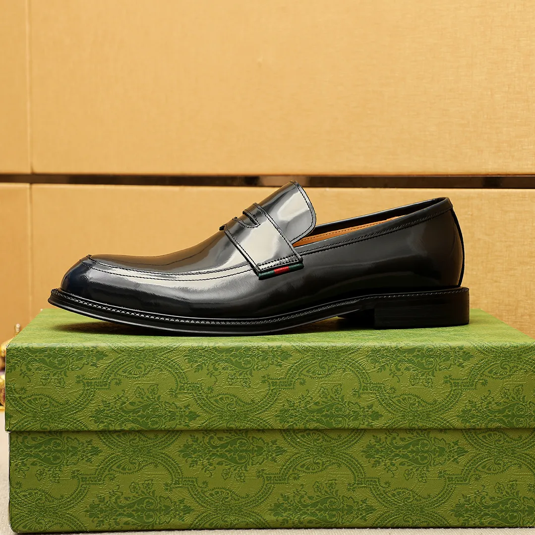 Men's shoes 💰520 💐 Product trademark: GUCCI "Gucci" casual leather shoes Regular size: 38-44 (45.46🉑️customized) Product materials: Selected imported first-layer open-edge beaded cowhide leather upper, imported water-dyed cowhide leather lining. Strong three-dimensional visual effect, original outsole Color: 4⃣️colors available